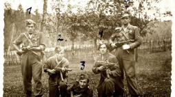 Partyzanci oddziału „Wiarusy” jesienią 1947 r. Kajetan Samborski „Duch”, Adam Półtorak „Wicher”, Teofil Papierz „Huragan”, Mieczysław Łysek „Tygrys” oraz Dymitr Ilienko „Czarny”. Fot. ze zbiorów IPN