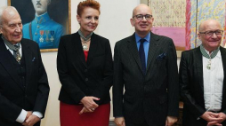 Ambasador Francji w Polsce Pierre Lévy (2P) oraz odznaczeni Orderem Sztuki i Literatury prof. Piotr Skubiszewski (L), prof. Małgorzata Omilanowska (2L) i aktor Wojciech Pszoniak (P). Fot. PAP/R. Pietruszka