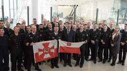 Uroczystość przekazania bandery i proporca z ORP "Kondor" do zbiorów Muzeum Marynarki Wojennej w Gdyni. Fot. PAP/R. Jocher