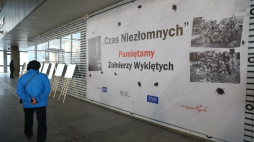 Wystawa „Czas Niezłomnych” na antresoli warszawskiego Dworca Centralnego. Fot. PAP/R. Guz
