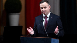 Wystąpienie prezydenta Andrzeja Dudy podczas uroczystej gali, w trakcie której została przekazana Flaga Dnia Przyjaźni Polsko-Węgierskiej. Veszprem, 23.03.2018. Fot. PAP/J. Turczyk