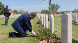 Szef Urzędu do Spraw Kombatantów i Osób Represjonowanych Jan Józef Kasprzyk zapala znicz na Cmentarzu Wojennym Brytyjskiej Wspólnoty Narodów w Ramli. Fot. PAP/A. Guz