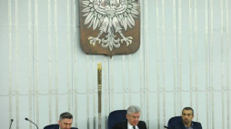 Prowadzący obrady marszałek Stanisław Karczewski (C). Senatorowie zajmują się między innymi ustawą o ustanowieniu Narodowego Dnia Pamięci Polaków ratujących Żydów pod okupacją niemiecką. Fot. PAP/R. Guz