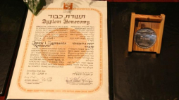 Medal i dyplom Sprawiedliwi Wśród Narodów Świata. Fot. PAP/R. Pietruszka