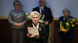 Prezes Polskiego Towarzystwa Sprawiedliwych Wśród Narodów Świata Anna Stupnicka-Bando przemawia podczas wręczenia nagrody im. Józefa Ślisza w Jasionce. Fot. PAP/D. Delmanowicz