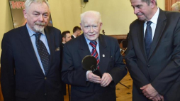 Prezydent Krakowa Jacek Majchrowski (L), prof. Andrzej Zoll (P) oraz prof. Adam Strzembosz (C), który odebrał medal "Za mądrość obywatelską" przyznawany przez redakcję miesięcznika "Kraków". Fot. PAP/J. Bednarczyk