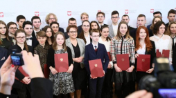 Anna Zalewska podczas uroczystości wręczenia dyplomów stypendystom ministra edukacji narodowej za wybitne osiągnięcia edukacyjne w roku szkolnym 2016/2017 oraz wręczenia 16 nauczycielom nagród w konkursie "Nauczyciel-Innowator". Fot. PAP/L. Szymański