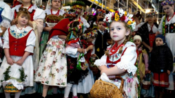Wierni w tradycyjnych strojach w kościele św. Jacka w Bytomiu. Fot. PAP/A. Grygiel