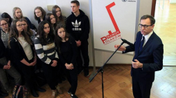 Prezes IPN Jarosław Szarek (P) podczas otwarcia wystawy „Prawdy Polaków. Manifestacja odwagi i wiary” w Wojewódzkiej Bibliotece Publicznej w Opolu. Fot. PAP/K. Świderski