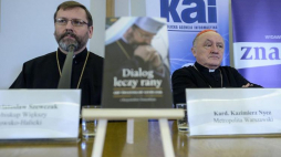 Zwierzchnik Ukraińskiego Kościoła Greckokatolickiego abp Światosław Szewczuk (L) i metropolita warszawski kard. Kazimierz Nycz (P) podczas spotkania i dyskusji na temat publikacji "Dialog leczy rany" w Sekretariacie Konferencji Episkopatu Polski w Warszawie. Fot. PAP/M. Obara