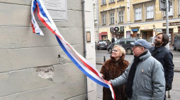 Doradca prezydenta Krakowa Anna Okońska-Walkowicz (L), przewodniczący Gminy Wyznaniowej Żydowskiej w Krakowie Tadeusz Jakubowicz (C) i nauczyciel Adam Musiał (P) odsłaniają tablicę upamiętniającą Prywatną Żydowską Koedukacyjną Średnią Szkołę Handlową przy ul. Stradomskiej 10 w Krakowie. Fot. PAP/J. Bednarczyk