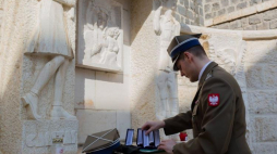 Ppłk Mariusz Tomalski przed złożeniem wieńca przed pomnikiem upamiętniającym pobyt polskich żołnierzy nad Jeziorem Galilejskim w Tyberiadzie. Fot. PAP/A. Guz