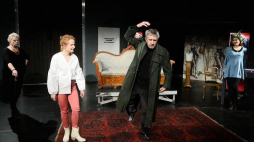 Aktorzy Anna Seniuk (L), Dominika Kluźniak (2L), Jerzy Radziwiłowicz (C), Anna Ułas (2P), Paulina Korthals (P) podczas próby medialnej spektaklu "Ułani" w reżyserii Piotra Cieplaka w Teatrze Narodowym w Warszawie. Fot. PAP/J. Turczyk