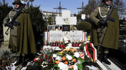 Warta strzelców podhalańskich przy grobie rodziny Ulmów w Markowej podczas obchodzonego po raz pierwszy Narodowego Dnia Pamięci Polaków ratujących Żydów pod okupacją niemiecką. Fot. PAP/D. Delmanowicz