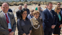 Wiceminister spraw zagranicznych Jan Dziedziczak (L), posłanka PiS Anita Czerwińska (2L), major Stanisława Kociełowicz "Iskierka" (C), szef Urzędu do Spraw Kombatantów i Osób Represjonowanych Jan Józef Kasprzyk (2P), przewodnicząca Rady Ochrony Pamięci Walk i Męczeństwa, senator Anna Maria Anders (P) podczas zwiedzania Muzeum Wojsk Pancernych w Latroun, 13 bm. Fot. PAP/R. Guz
