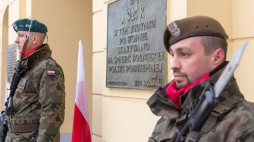 Żołnierze 18. Białostockiego Pułku Rozpoznawczego podczas uroczystości przy tablicy poświęconej Żołnierzom Polskiego Powojennego Podziemia Niepodległościowego. Fot. PAP/M. Onufryjuk