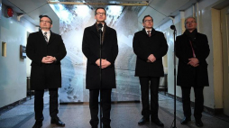 Premier Mateusz Morawiecki (2L), minister sprawiedliwości Zbigniew Ziobro (L), prezes IPN Jarosław Szarek (2P) i wiceprezes IPN Krzysztof Szwagrzyk (P) podczas otwarcia wystawy "Dowody zbrodni" w Muzeum Żołnierzy Wyklętych i Więźniów Politycznych PRL na ul. Rakowieckiej 37 w Warszawie. Fot. PAP/R. Pietruszka
