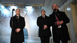 Premier Mateusz Morawiecki (L), prezes IPN Jarosław Szarek (2P) i wiceprezes IPN Krzysztof Szwagrzyk (P) podczas otwarcia wystawy "Dowody zbrodni" w Muzeum Żołnierzy Wyklętych i Więźniów Politycznych PRL na ul. Rakowieckiej 37 w Warszawie. Fot. PAP/R. Pietruszka