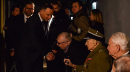  Prezydent Andrzej Duda dyrektor Muzeum Powstania Warszawskiego Jan Ołdakowski spotkali się z weteranami podczas otwarcia ekspozycji „Cele bezpieki w Areszcie Ministerstwa Bezpieczeństwa Publicznego 1945-1954” w piwnicach Ministerstwa Sprawiedliwości w Warszawie. Fot. PAP/J. Kamiński