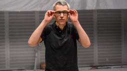 Reżyser Michał Zadara podczas próby medialnej spektaklu pt. "Biblia". Fot. PAP/S. Leszczyński