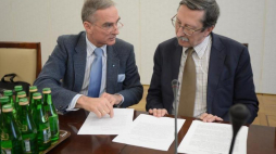 Senatorzy Jan Maria Jackowski (L) i Jan Żaryn (P) podczas posiedzenia senackiej Komisji Ustawodawczej, 5 bm. Podczas obrad odbyło się pierwsze czytanie projektu uchwały w 50. rocznicę wydarzeń marcowych z 1968 r. Fot. PAP/M. Obara