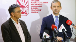 Prezes Związku Nauczycielstwa Polskiego Sławomir Broniarz (P) i wiceprezes ZNP Krzysztof Baszczyński (L) podczas konferencji "Stop Zalewska!" w siedzibie ZNP w Warszawie. Fot. PAP/R. Guz