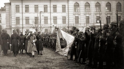Wilno, Plac Łukiski, 19 kwietnia 1919. Przegląd oddziałów Wojska Polskiego po zajęciu miasta. Za Józefem Piłsudskim generałowie: Edward Śmigły-Rydz, Stanisław Szeptycki, Kazimierz Sosnkowski. Źródło: CAW