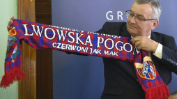 Minister infrastruktury Andrzej Adamczyk podczas konferencji prasowej dotyczącej podpisania umowy wsparcia Lwowskiego Klubu Sportowego POGOŃ Lwów przez Fundację Grupy PKP w Sanoku. Fot. PAP/D. Delmanowicz