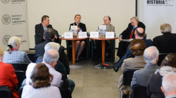 Od lewej: Mirosław Biełaszko, dr Anna Maria Adamus, prof. Dariusz Jarosz i prof. Jerzy Eisler podczas promocji książki "Problemy wsi w Polsce w latach 1956-1980 w świetle listów do władz centralnych" w Centrum Edukacyjnym IPN w Warszawie. Fot. PAP/J. Kamiński