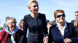 ierwsza dama RP Agata Kornhauser-Duda i byłe więźniarki podczas uroczystości 73. rocznicy wyzwolenia byłego niemieckiego obozu koncentracyjnego w Ravensbrueck. Fot. PAP/M. Bielecki
