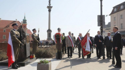 Prezydent Andrzej Duda składa wieniec przed Pomnikiem Katyńskim na warszawskim Podwalu. Fot. PAP/P. Supernak