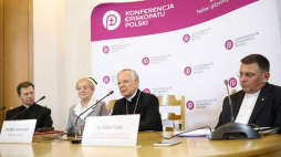 Ks. Paweł Rytel Adrianik (L), wicepostulator w procesie beatyfikacyjnym Helena Matoga (2L), metropolita krakowski abp Marek Jędraszewski (2P) oraz koordynator Komitetu Organizacyjnego Beatyfikacji ks. prof. Robert Tyrała (P) podczas konferencji prasowej zapowiadającej beatyfikację Służebnicy Bożej Hanny Chrzanowskiej w siedzibie KAI w Warszawie. Fot. PAP/L. Szymański