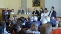 Wiceprezes IPN dr Mateusz Szpytma (L), historyk IPN dr Martyna Grądzka-Rejak (2L), dyrektor IFiS PAN prof. Andrzej Rychard (3L), dyrektor Muzeum Historii Żydów Polskich POLIN prof. Dariusz Stola (4L), dr August Grabski (P) z IH UW, historyk ŻIH dr Katarzyna Person (2P), prof. Barbara Engelking (3P) z IFiS PAN oraz prof. Andrzej Leder (4P) z IFiS PAN podczas debaty pt. Społeczeństwo polskie wobec zagłady żydów w Instytucie Filozofii i Socjologii PAN w Warszawie, 11 bm. Fot. PAP/M. Obara