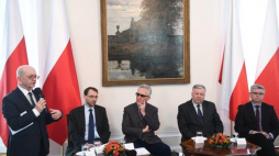Od lewej: profesor Włodzimierz Suleja, dr hab. Janusz Mierzwa, profesor Andrzej Chwalba, dr hab. Waldemar Kozyra, dr hab. Robert Litwiński podczas debaty historyków "Wznoszenie zrębów państwa". Fot. PAP/J. Turczyk