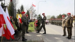 Komendant Mazowieckiego Oddziału Żandarmerii Wojskowej płk Hubert Iwoła (P) podczas uroczystych obchodów 187. rocznicy jednej z kluczowych bitew powstania listopadowego w Dębem Wielkim, 15 bm. Fot. PAP/P. Supernak