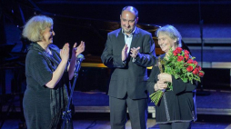 Laureatka Złotego Fryderyka - dyrygentka Agnieszka Duczmal (P) podczas gali 24. edycji wręczenia Nagród Akademii Fonograficznej Fryderyk w kategorii muzyki poważnej w Studiu Koncertowym Polskiego Radia im. Witolda Lutosławskiego w Warszawie. Fot. PAP/S. Leszczyński