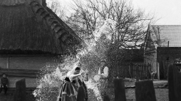 Śmigus-dyngus w Poniedziałek Wielkanocny na łowickiej wsi. Fot. PAP/CAF/H. Rosiak