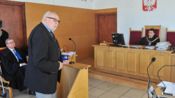 Członek Światowego Związku Żołnierzy AK Tadeusz Filipkowski (L) i sędzia Kamil Grzesik (P) na sali rozpraw Sądu Okręgowego w Krakowie. Fot. PAP/M. Klag