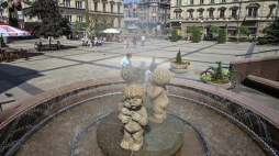 Fontanna na Placu Bolesława Chrobrego w Bielsku-Białej autorstwa Mieczysława Hańderka. Fot. PAP/J. Ochońśki