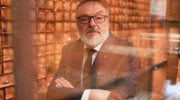 Dyrektor Muzeum Katyńskiego Sławomir Frątczak w siedzibie muzeum w Warszawie. Fot. PAP/L. Szymański