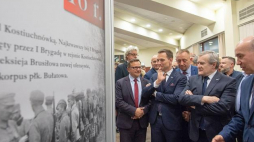 Wicepremier, minister kultury i dziedzictwa narodowego Piotr Gliński (2P) uczestniczył w otwarciu wystawy "W drodze do Niepodległości" w Instytucie Europejskim w Łodzi. Fot. PAP/G. Michałowski