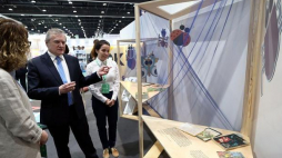 Wicepremier, minister kultury prof. Piotr Gliński podczas otwarcia 28. Międzynarodowych Targów Książki w Abu Zabi. 25.04.2018. Fot. PAP/EPA