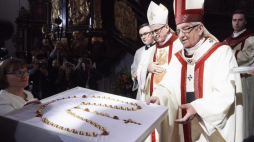 Metropolita gdański abp. Sławoj Leszek Głódź i celebrujący mszę świętą ordynariusz włocławski bp Wiesław Mering obierają dary podczas mszy świętej z okazji 10. rocznicy jego ingresu na metropolitę gdańskiego w archikatedrze oliwskiej w Gdańsku. Fot. PAP/A. Warżawa