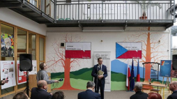 Prezes IPN Jarosław Szarek przemawia podczas otwarcia Przystanku Historia IPN w polskiej Szkole Podstawowej i Przedszkolu im. Jana Kubisza w Gnojniku na Zaolziu. Fot. PAP/D. Gajda