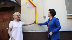 Aktorka Magdalena Zawadzka-Holoubek (L) i prezydent Warszawy Hanna Gronkiewicz-Waltz (P) podczas odsłonięcia tablicy upamiętniającej Gustawa Holoubka na kamienicy przy ul. Narbutta 53 w Warszawie. Fot. PAP/T. Gzell