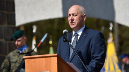 Minister spraw wewnętrznych i administracji Joachim Brudziński podczas uroczystości przy Pomniku Wdzięczności 1. Armii Wojska Polskiego na Siekierkowskim Cmentarzu Wojennym w Starych Łysogórkach w ramach obchodów 73. rocznicy forsowania Odry przez 1. Armię WP. Fot. PAP/M. Bielecki