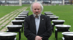 Rzeźbiarz Jerzy Kalina pozuje na tle swojej instalacji pt. "Żadnych marzeń" upamiętniającej 150. rocznicę wybuchu Powstania Styczniowego przed Arkadami Kubickiego w Warszawie. 2013 r. Fot. PAP/G. Jakubowski