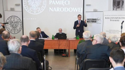 Dyrektor Muzeum Wojska Polskiego Adam Buława (L), prof. Włodzimierz Stefan Suleja (C) oraz prezes IPN Jarosław Szarek podczas konferencji prasowej "Świadectwa i świadkowie. Zbrodnia katyńska 1940 r." w Centrum Edukacyjnym IPN "Przystanek Historia". Fot. PAP/J. Turczyk