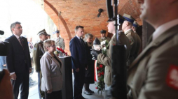 Minister obrony narodowej Mariusz Błaszczak i prezes Stowarzyszenia Rodzina Policyjna 1939 Teresa Bracka podczas uroczystości z okazji 78. rocznicy Zbrodni Katyńskiej. Fot. PAP/L. Szymański