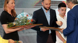 Justyna Kowalczyk i Konrad Niedźwiedzki (2L) podczas uroczystości w Szkole Mistrzostwa Sportowego w Zakopanem. Fot. PAP/G. Momot